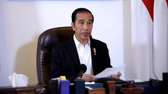 Istana membantah Jokowi membagikan sembako pada Sabtu (11/4) malam di Bogor yang kemudian viral dan banyak dikritik warga.