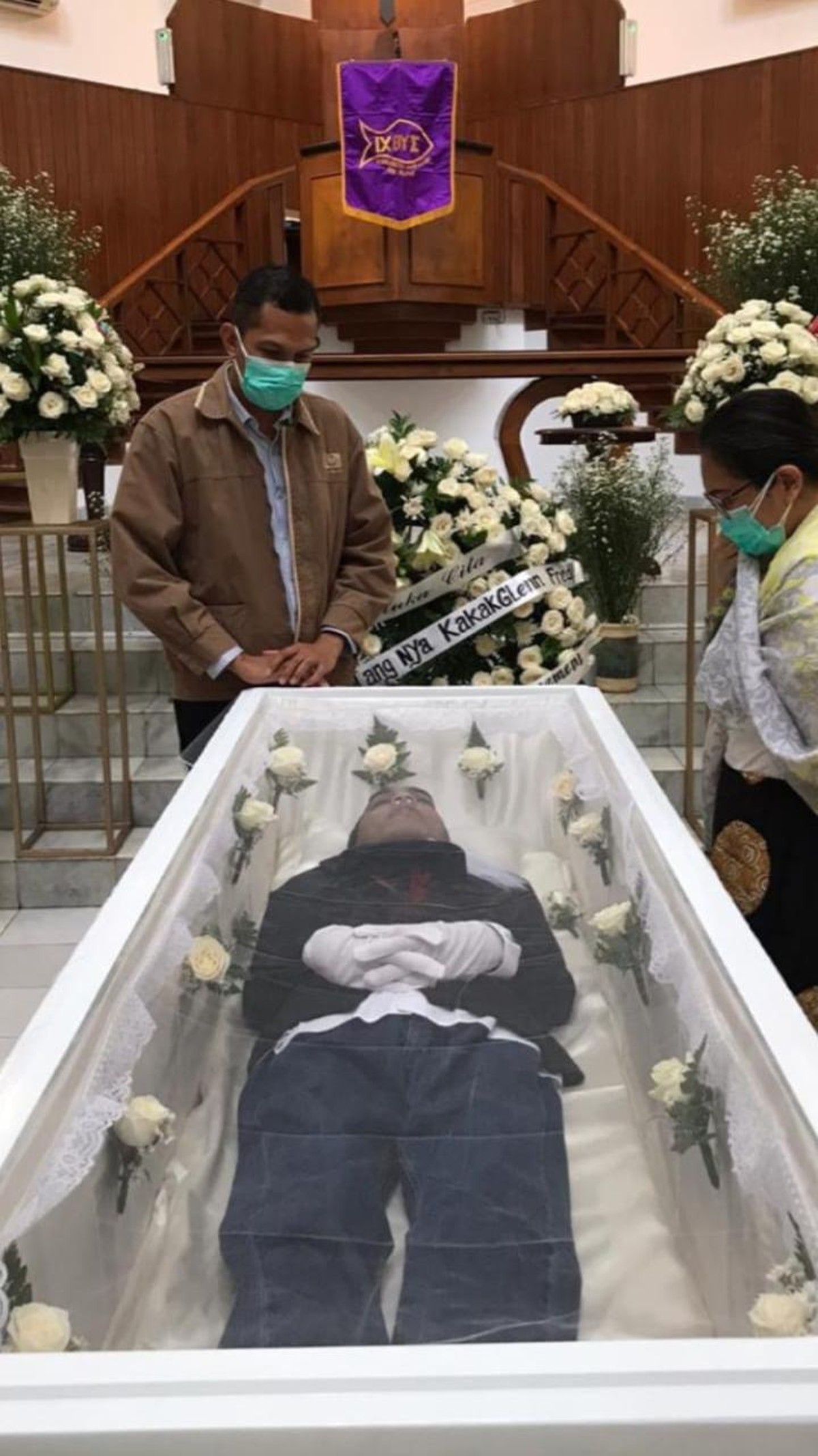 Keluarga melakukan ibadah pelepasan dan penghormatan terakhir untuk jenazah Glenn Fredly di GPIB Sumber Kasih&comma; Kamis &lpar;9&sol;4&rpar;&period;