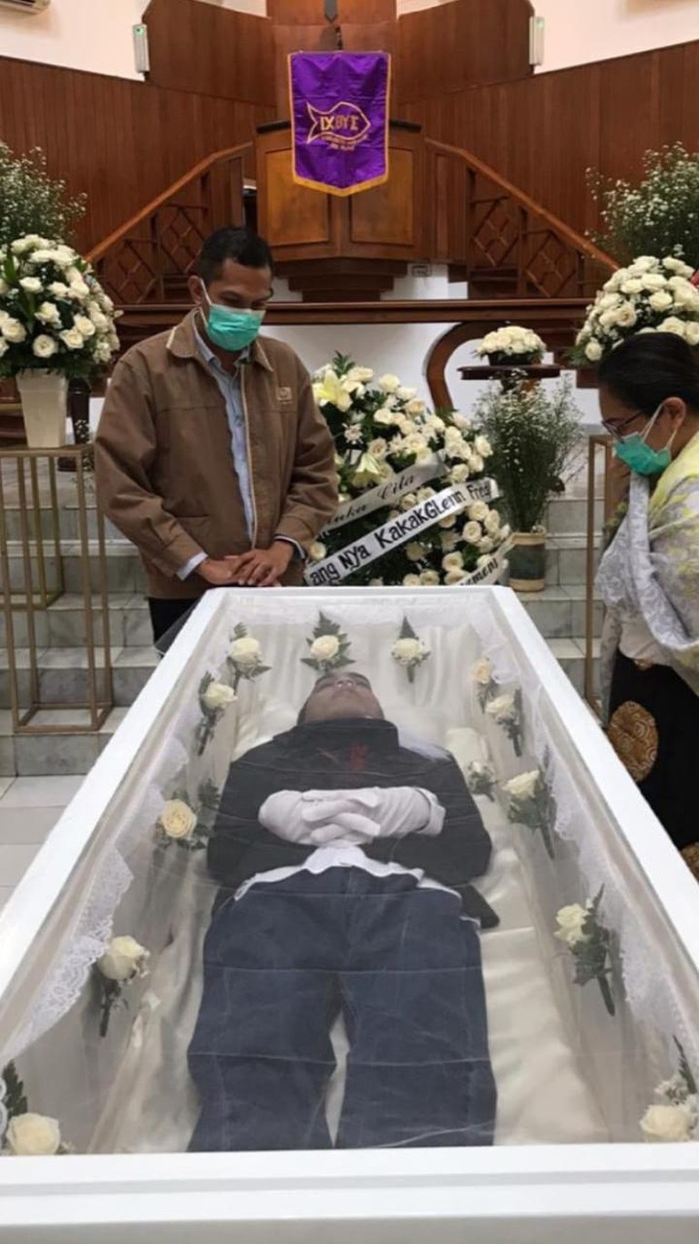 7 Foto Prosesi Ibadah Pelepasan & Penghormatan Terakhir Glenn Fredly Keluarga melakukan ibadah pelepasan dan penghormatan terakhir untuk jenazah Glenn Fredly di GPIB Sumber Kasih, Kamis (9/4).