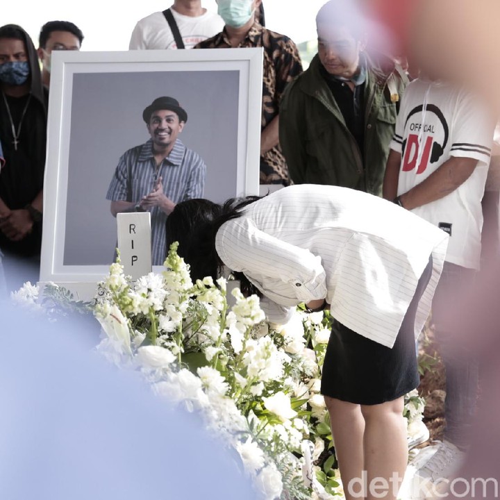 <p>Wanita ini mengenakan pakaian bernuansa putih hitam. (Foto: Hanif Hawari/detikHOT)</p>