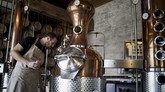 FOTO: Pabrik Wiski Alih Fungsi Jadi Alhokol untuk Medis Sebuah pabrik penyulingan wiski dan gin di Belgia mengubah produksi pabrik menjadi alkohol murni untuk membuat disinfektan gel tangan.