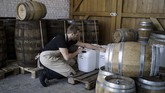 FOTO: Pabrik Wiski Alih Fungsi Jadi Alhokol untuk Medis Sebuah pabrik penyulingan wiski dan gin di Belgia mengubah produksi pabrik menjadi alkohol murni untuk membuat disinfektan gel tangan.