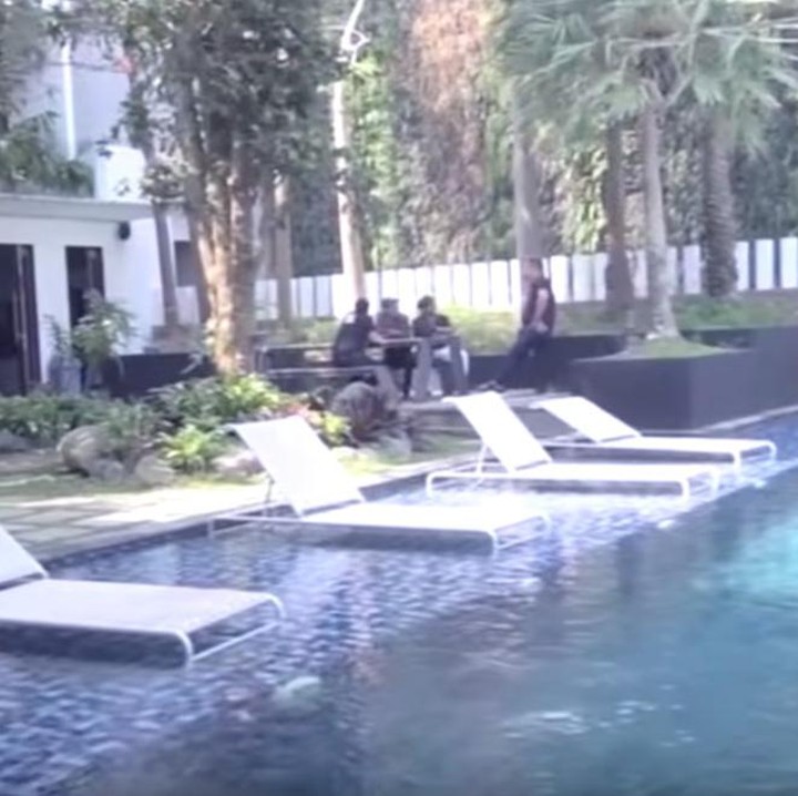 <p>Salah satu fasilitas yang enggak kalah mewah adalah kolam renang yang cukup besar. Di dekat kolam renang ada tempat bersantai dan dapur. (Foto: Momo YouTube Channel)</p>