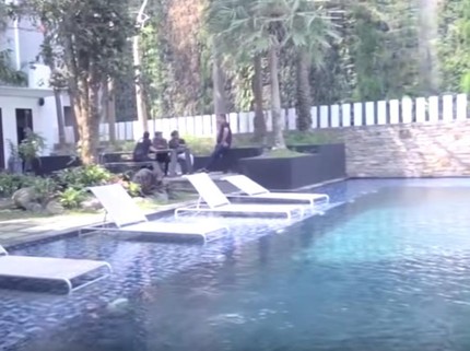 9 Potret Rumah Mewah Momo 'Geisha', 5 Lantai dan Kayak Hotel