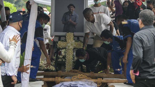 Istri Mendiang Glenn Fredly: Kangen Kamu Bebeh Istri mendiang penyanyi Glenn Fredly, Mutia Ayu, menyampaikan kerinduannya atas kepergian sang suami melalui akun Instagram.