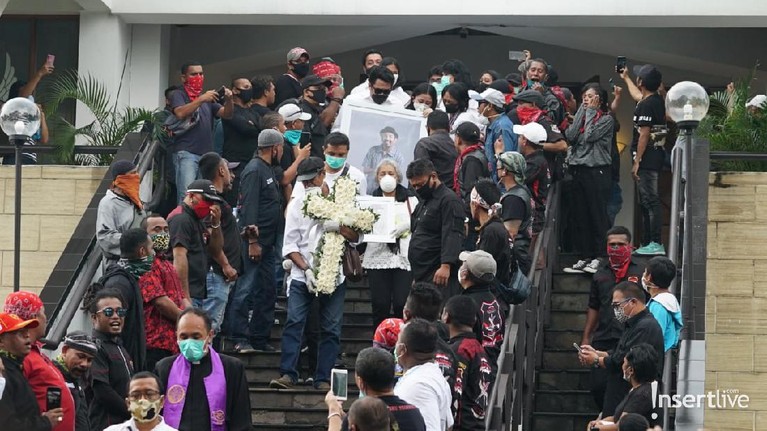 Jenazah Glenn Fredly sudah dibawa dari GPIB Sumber Kasih ke TPU Tanah Kusir untuk dimakamkan. Tangisan mengiringi jenazah Glenn yang akan menuju ke pemakaman.