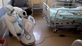 FOTO: Robot Bantu Tenaga Medis di Italia Atasi Corona Sejumlah robot digunakan untuk membantu tenaga medis dan pasien positif virus corona di Italia.