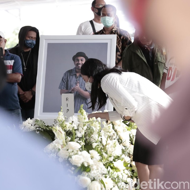 <p>Istri Glenn Fredly ini terus menatap pusara mendiang suaminya. (Foto: Hanif Hawari/detikHOT)</p>