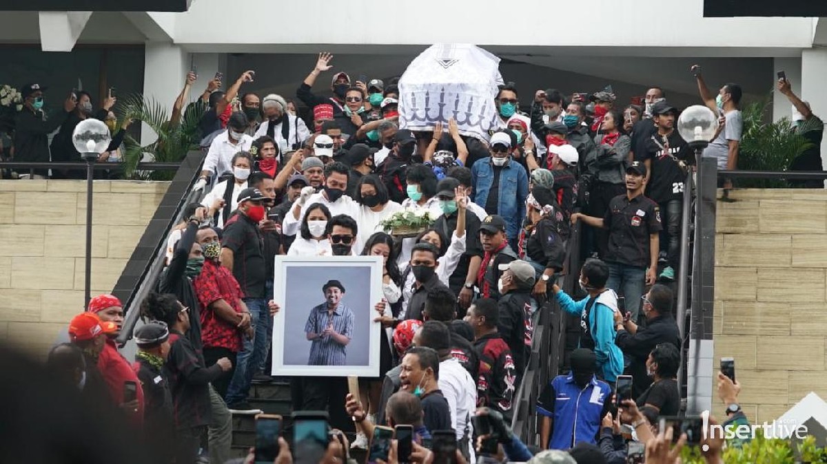 Jenazah Glenn Fredly sudah dibawa dari GPIB Sumber Kasih ke TPU Tanah Kusir untuk dimakamkan&period; Tangisan mengiringi jenazah Glenn yang akan menuju ke pemakaman&period;