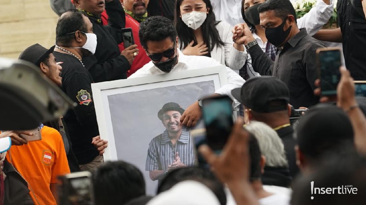 Jenazah Glenn Fredly sudah dibawa dari GPIB Sumber Kasih ke TPU Tanah Kusir untuk dimakamkan&period; Tangisan mengiringi jenazah Glenn yang akan menuju ke pemakaman&period;