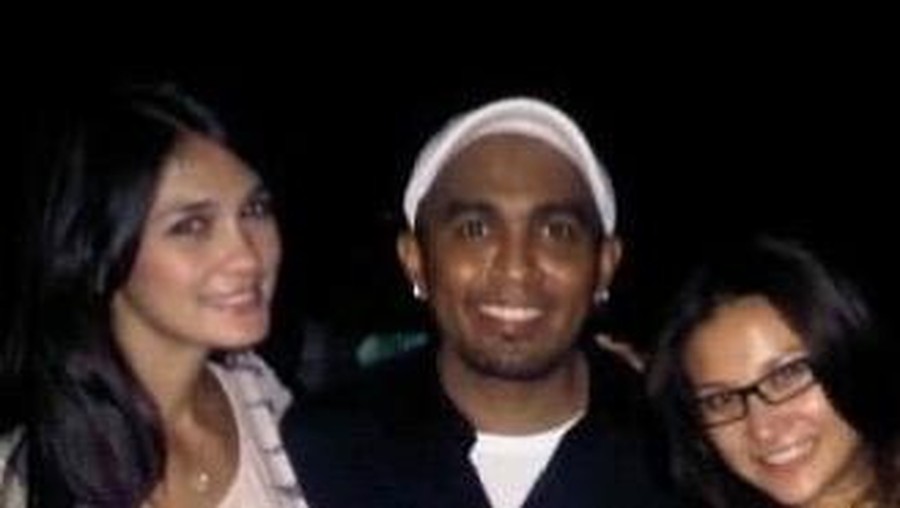 Luna Maya mengunggah kenangan kala menhadi model di video klip mendiang Glenn Fredly yang berjudul Kisah Romantis.