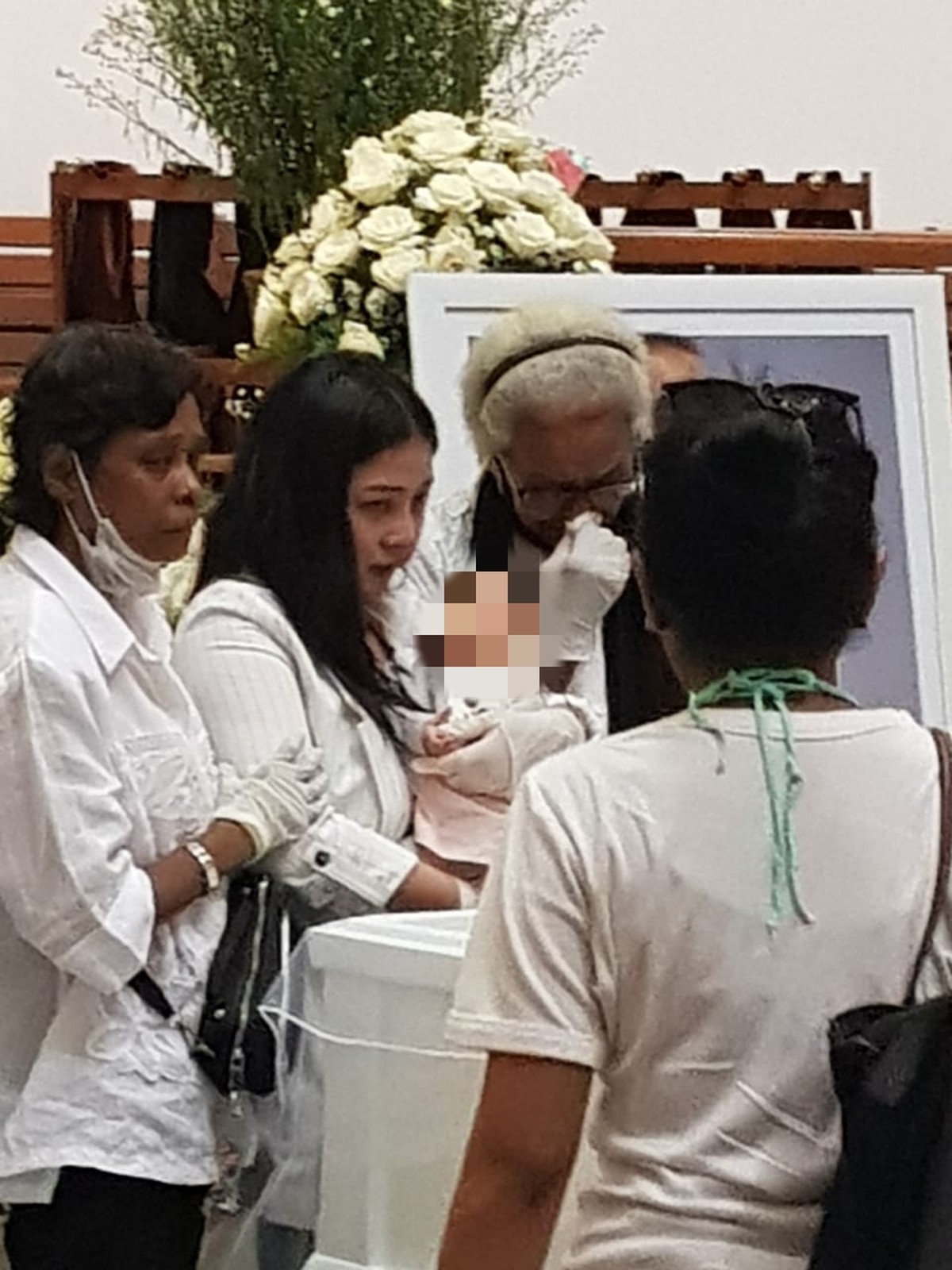 Keluarga melakukan ibadah pelepasan dan penghormatan terakhir untuk jenazah Glenn Fredly di GPIB Sumber Kasih&comma; Kamis &lpar;9&sol;4&rpar;&period;