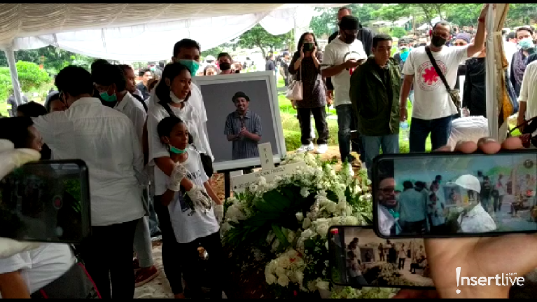 Tujuh momen proses pemakaman Glenn Fredly di TPU Tanah Kusir pada hari ini, Kamis (9/4) sekitar pukul 14.00 WIB.
