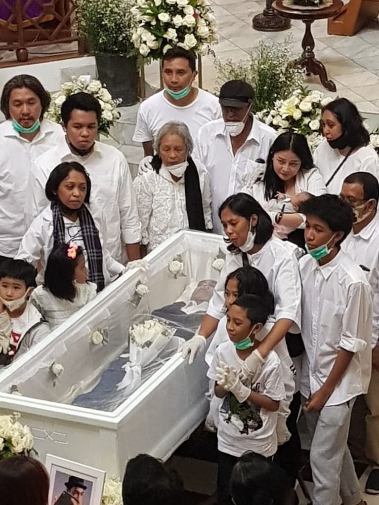 7 Foto Prosesi Ibadah Pelepasan & Penghormatan Terakhir Glenn Fredly Keluarga melakukan ibadah pelepasan dan penghormatan terakhir untuk jenazah Glenn Fredly di GPIB Sumber Kasih, Kamis (9/4).