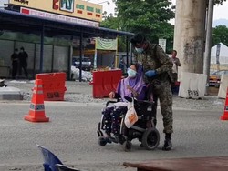 Menghangatkan Hati, Viral Tentara Berikan Masker untuk Wanita Difabel