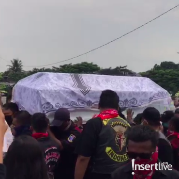 Jenazah Glenn Fredly Tiba di TPU Tanah Kusir