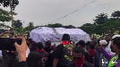 7 Foto Prosesi Pemakaman Glenn Fredly di TPU Tanah Kusir Tujuh momen proses pemakaman Glenn Fredly di TPU Tanah Kusir pada hari ini, Kamis (9/4) sekitar pukul 14.00 WIB.