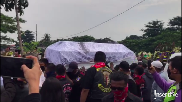 img-title Jenazah Glenn Fredly Tiba di TPU Tanah Kusir