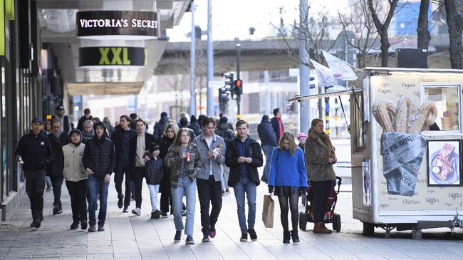 People walk together during the coronavirus pandemic in Stockholm, Sweden, Saturday, April 4, 2020. Swedish authorities have advised the public to practice social distancing because of the coronavirus pandemic, but still allow a large amount of personal freedom, unlike most other European countries. The new coronavirus causes mild or moderate symptoms for most people, but for some, especially older adults and people with existing health problems, it can cause more severe illness or death. (Henrik Montgomery/TT via AP)
