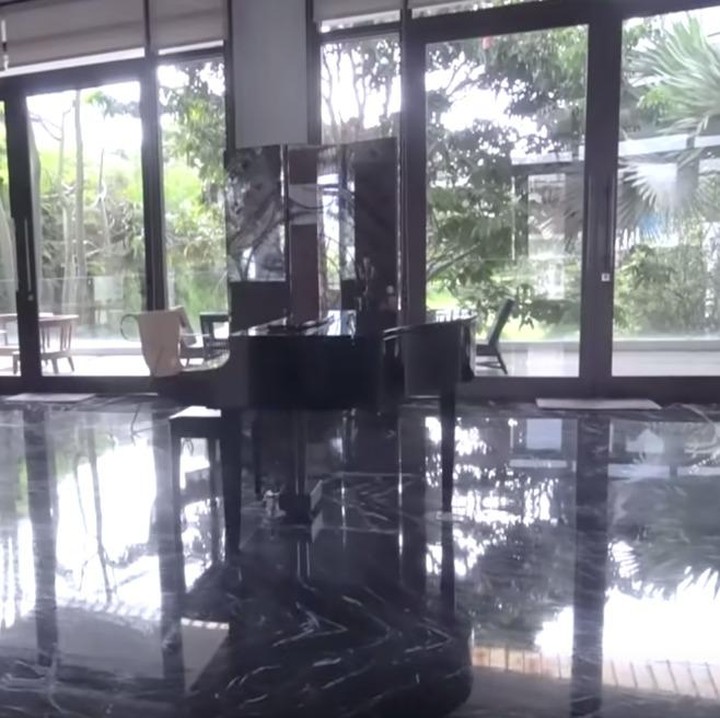 <p>Furnitur rumah ibu satu anak ini kebanyakan dibuat sendiri dari perusahan milik sang suami, yang dikenal sebagai pengusaha furnitur. (Foto: Momo YouTube Channel)</p>