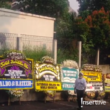 Karangan Bunga Berjejer di Depan Gereja Jelang Pemakaman Glenn Fredly