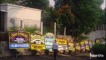 Karangan Bunga Berjejer di Depan Gereja Jelang Pemakaman Glenn Fredly