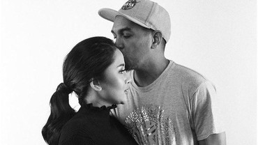img-title Tak Sengaja Sikut Anak, Mutia Ayu Didatangi Almarhum Glenn Fredly