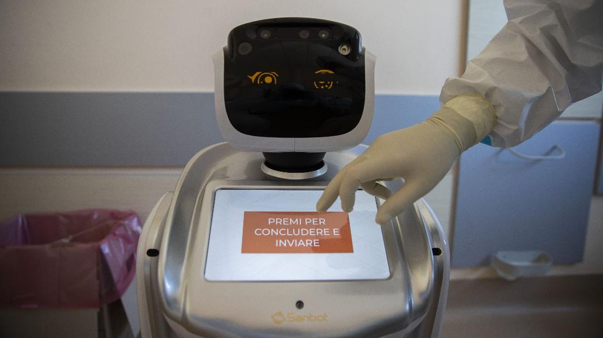 FOTO: Robot Bantu Tenaga Medis di Italia Atasi Corona