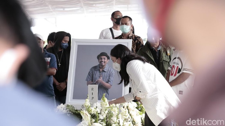 Mutia Ayu di pemakaman Glenn Fredly