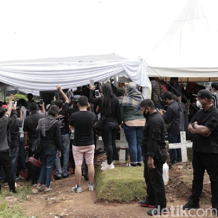 <p>Seperti ini suasana pemakaman Glenn Fredly, ramai didatangi para pelayat. (Foto: Hanif Hawari/detikHOT)</p>