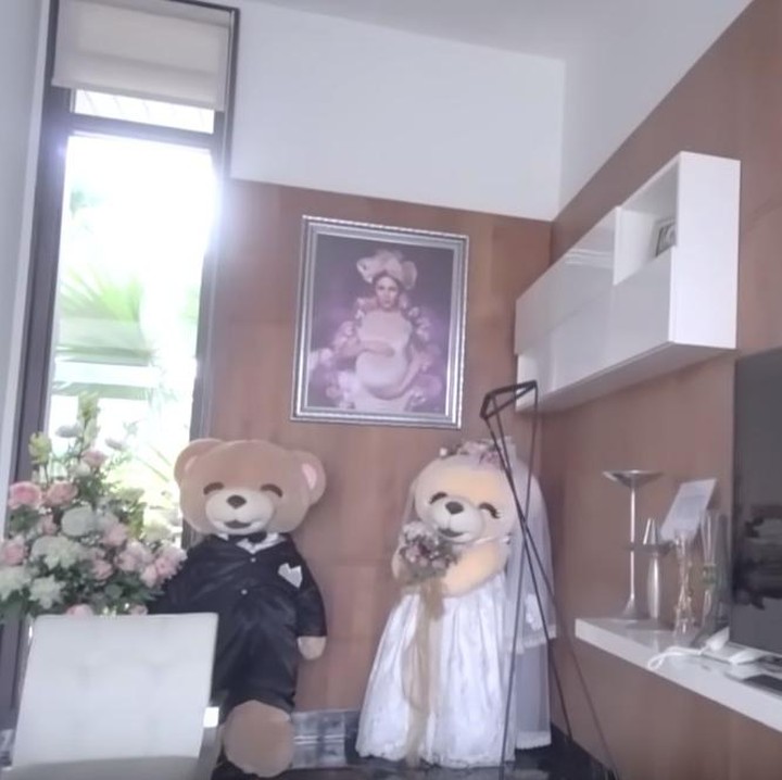 <p>Salah satu sudut ruangan keluarga. Bisa dilihat foto Momo saat hamil dipajang di dinding. (Foto: Momo YouTube Channel)</p>