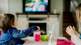 Panduan jarak aman bayi menonton tv.