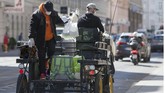 Setiap hari, pihak hotel memasak 350 menu makanan untuk diantar ke lansia oleh kereta kuda. ( ALEX HALADA / AFP)