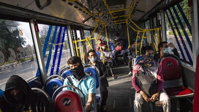 Penumpang menaiki bus TransJakarta di Jakarta, Jumat (10/4/2020). Pemprov DKI Jakarta membatasi jumlah penumpang dan jam operasional angkutan umum dalam penerapan Pembatasan Sosial Berskala Besar (PSBB) yang dimulai pada 10 April 2020 untuk pencegahan penyebaran COVID-19. ANTARA FOTO/Aprillio Akbar/pras.