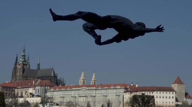 FOTO: Menghibur Praha dengan Trampolin di Tengah Pandemi