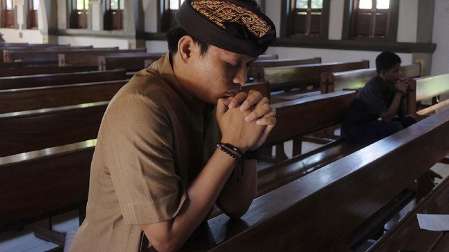 Di Bali, jumlah orang yang bisa beribadah Natal di gereja dibatasi. Masker, cuci tangan, dan jaga jarak menjadi syarat bagi mereka yang datang.