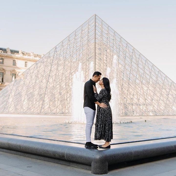 <p>Liburan ke luar negeri menjadi agenda Annisa dan Agus. Keromantisan mereka suka membuat baper yang melihatnya. Enggak kalah kan, Bun, sama cerita drama Korea? (Foto: Instagram @annisayudhoyono)</p>