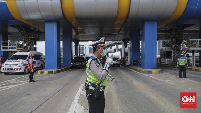Sejumlah petugas Jasamarga didampingi Petugas Kepolisian melakukan operasi pengawasan pelaksanaan Pembatasan Sosial Berskala Besar (PSBB) di pintu tol Pasar Rebo 2, Jakarta Timur, Jumat, 10 April 2020. Dalam operasi tersebut pengemudi kendaraan yang tidak mematuhi peraturan PSBB yang ditetapkan pemerintah dipersilahkan untuk keluar dari jalan tol. CNN Indonesia/Bisma Septalisma