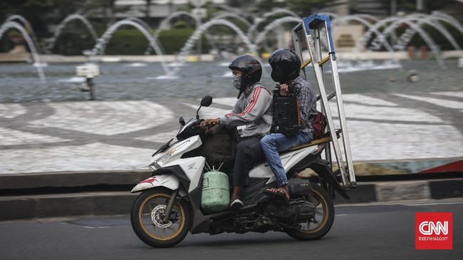 Pembonceng motor disarankan untuk memeluk pengendara atas alasan keselamatan dan kestabilan berkendara.