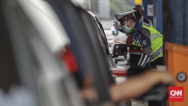 Sejumlah petugas Jasamarga didampingi Petugas Kepolisian melakukan operasi pengawasan pelaksanaan Pembatasan Sosial Berskala Besar (PSBB) di pintu tol Pasar Rebo 2, Jakarta Timur, Jumat, 10 April 2020. Dalam operasi tersebut pengemudi kendaraan yang tidak mematuhi peraturan PSBB yang ditetapkan pemerintah dipersilahkan untuk keluar dari jalan tol. CNN Indonesia/Bisma Septalisma