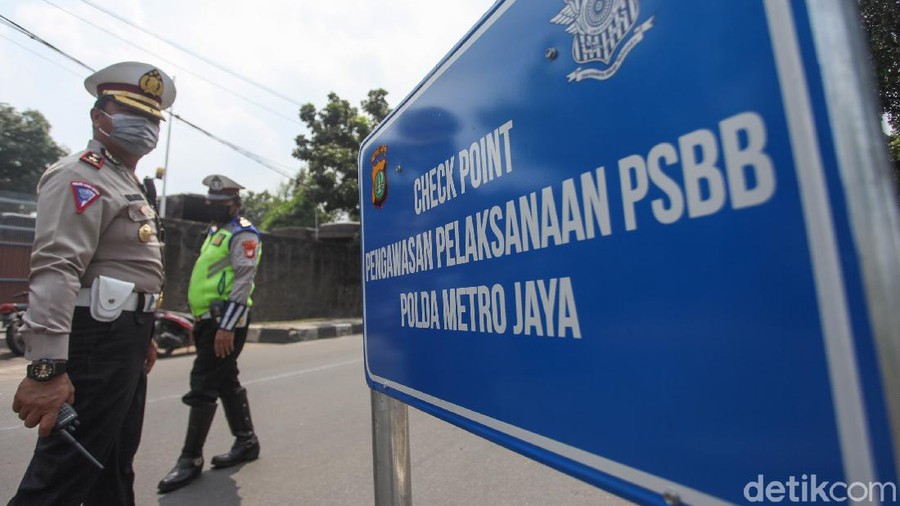 Video seorang pria berseteru dengan polisi karena dilarang pulang kampung membuat banyak pihak merasa empati pada kesulitannya. 