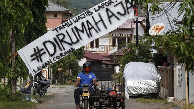 DPRD Jateng mengkritik gerakan 'Jateng di Rumah Saja' yang digagas Gubernur Ganjar Pranowo karena tanpa sanksi bagi pelanggar dan solusi bagi pedagang kecil.