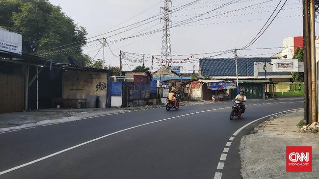Sejumlah ruas jalanan di Jakarta tampak lengang pada hari pertama penerapan Pembatasan Sosial Berskala Besar (PSBB), Jumat (10/4) pagi.