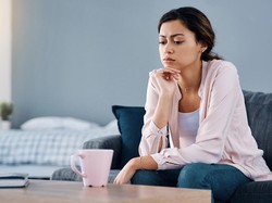 Tips Atasi Overthinking saat Corona, dari Barefoot hingga Pijat Bareng