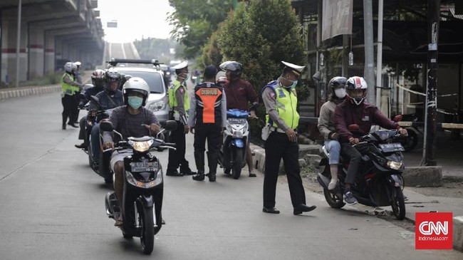 Seorang pengendara merasa tak terima ditilang polisi karena dikira tak menyalakan lampu depan, padahal kata dia motornya tak punya saklar on/off.