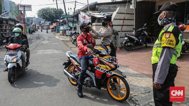 Aparat polisi mulai memberhentikan pengendara motor yang tidak memakai masker atau masih membonceng penumpang, Jumat (10/4).