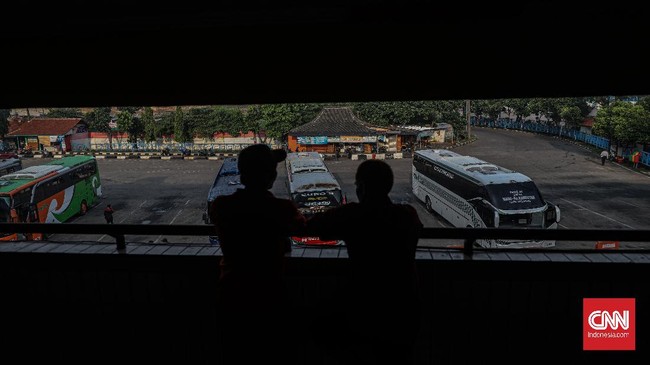 Suasana di Terminal Kampung Rambutan, Jakarta Timur, Jumat, 10 April 2020. Kementerian Perhubungan menunda larangan layanan bus Antar Kota Antar Provinsi (AKAP), Antar Jemput Antar Provinsi (AJAP) dan Pariwisata di Jakarta sampai ada hasil kajian dampak ekonomi seperti yang menjadi arahan Presiden, sebelumnya Pemprov DKI Jakarta melarang sementara bus AKAP, bus AJAP, dan bus pariwisata untuk mencegah penyebaran virus corona (COVID-19). CNN Indonesia/Bisma Septalisma