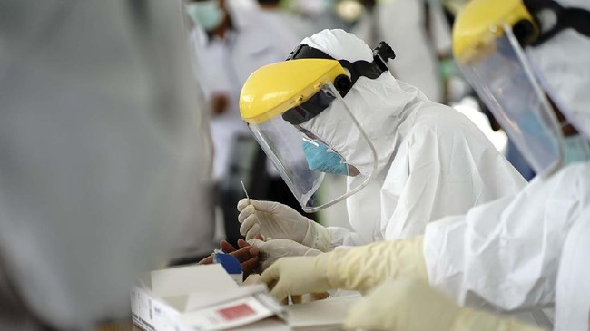 Petugas kesehatan melakukan tes cepat (rapid test) COVID-19 kepada warga yang mengikuti kegiatan keagamaan beberapa waktu lalu di Gowa, Sulawesi Selatan di Sport Centre Kabupaten Gorontalo, Gorontalo, Jumat (10/4/2020). Pemerintah setempat melakukan rapid test kepada 60 warga usai pasien pertama dinyatakan positif COVID-19 setelah kembali dari kegiatan tersebut. ANTARA FOTO/Adiwinata Solihin/pras.