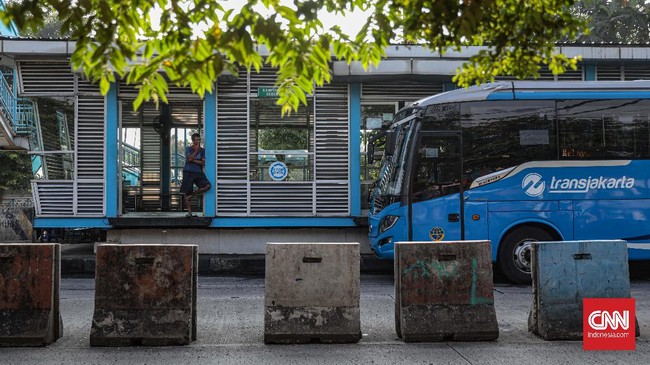 Operasional bus TransJakarta dan MRT akan dibatasi mulai hari ini untuk menekan penyebaran Virus Corona.