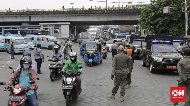 Sejumlah petugas Dinas Perhubungan didampingi Petugas Kepolisian dan Satpol PP  melakukan operasi pengawasan pelaksanaan Pembatasan Sosial Berskala Besar (PSBB)  di jalan Jatinegara Barat,  Terminal Kampung melayu.